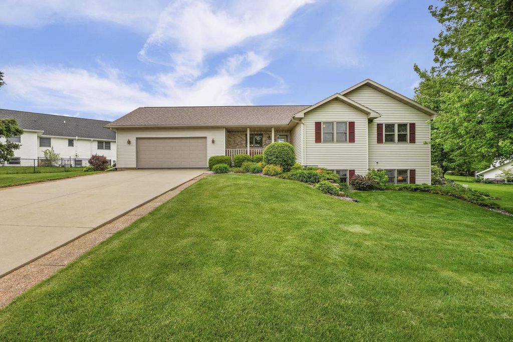 Photo of 605 Prairie Hills DRIVE, Dodgeville, WI 53533 (MLS # 2024239)