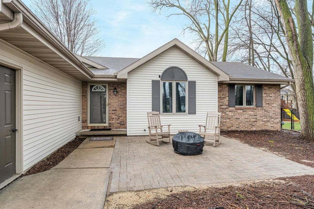 Photo of 2611 W Glendale AVENUE, Appleton, WI 54914 (MLS # 50323834)
