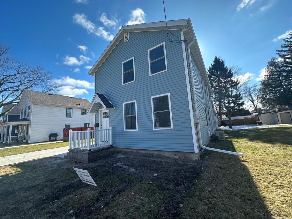 Photo of 911 St Clair STREET, Manitowoc, WI 54220 (MLS # 50323647)