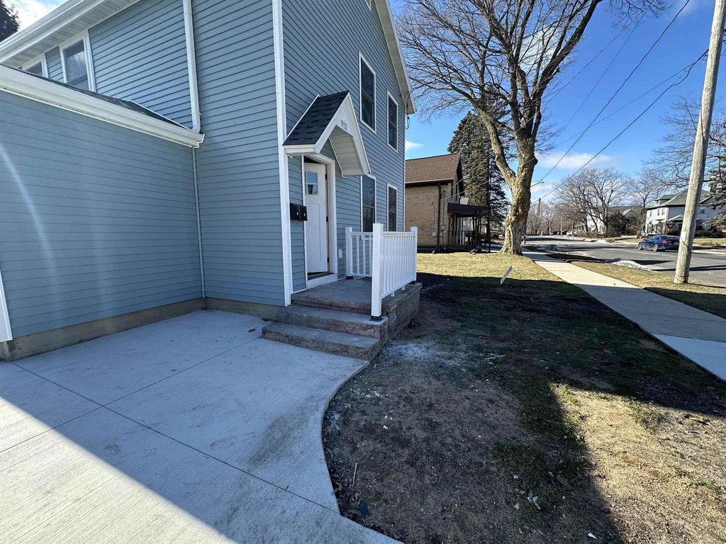 Photo of 911 St Clair STREET, Manitowoc, WI 54220 (MLS # 50323647)