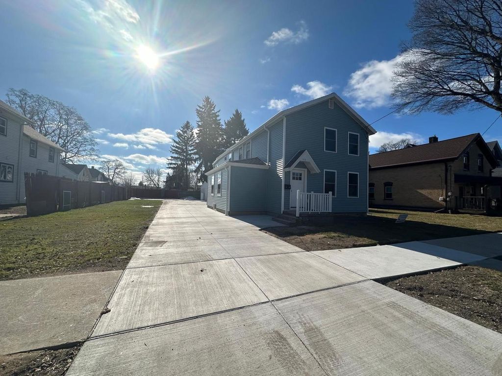 Photo of 911 St Clair STREET, Manitowoc, WI 54220 (MLS # 50323647)