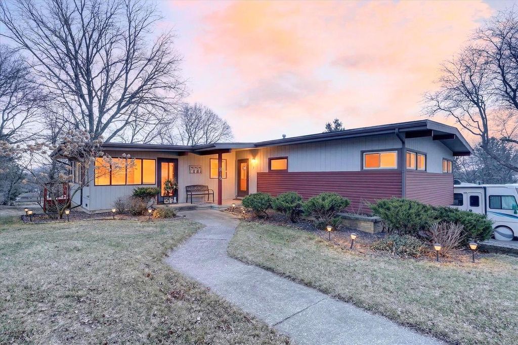 Photo of 816 N Osborne AVENUE, Janesville, WI 53548 (MLS # 2018103)