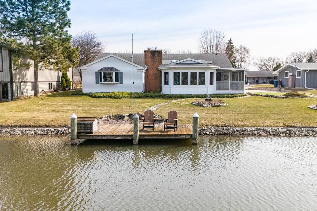 Photo of 918 Leeward COURT, Oshkosh, WI 54901 (MLS # 50323667)