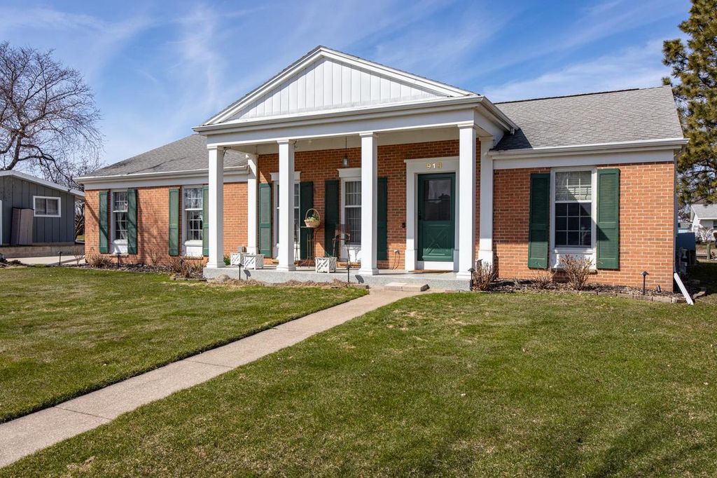 Photo of 918 Leeward COURT, Oshkosh, WI 54901 (MLS # 50323667)