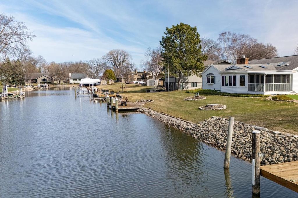 Photo of 918 Leeward COURT, Oshkosh, WI 54901 (MLS # 50323667)