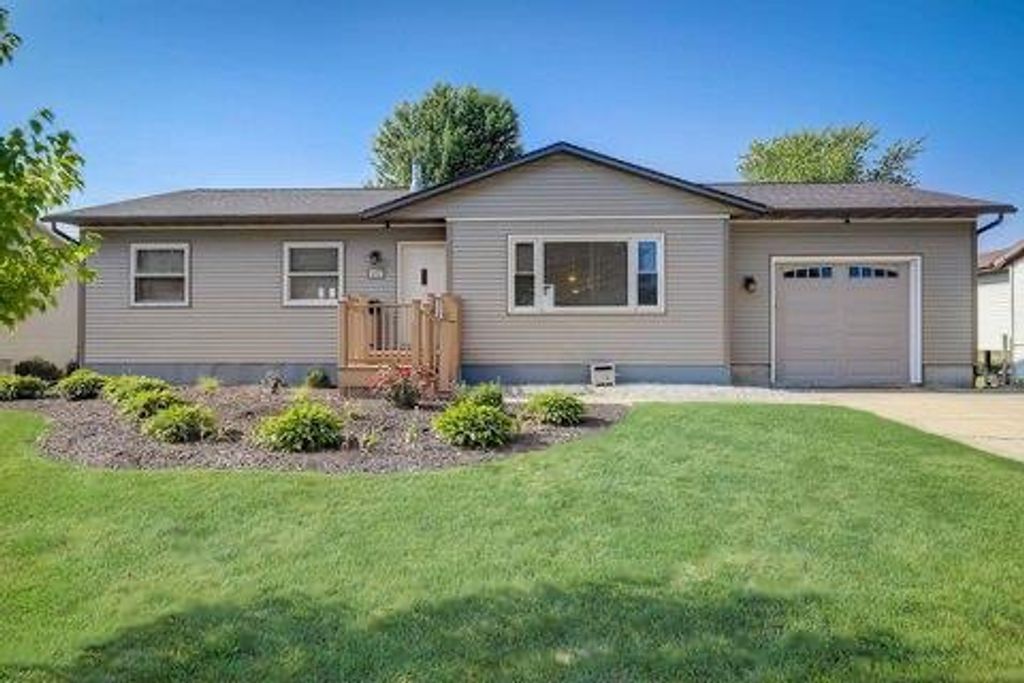 Photo of 452 Williams STREET, Columbus, WI 53925 (MLS # 2021918)