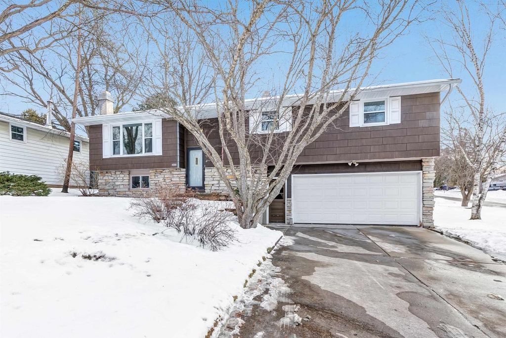 Photo of 2615 Woodridge LANE, Green Bay, WI 54304 (MLS # 50321003)