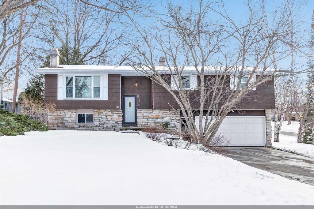 Photo of 2615 Woodridge LANE, Green Bay, WI 54304 (MLS # 50321003)