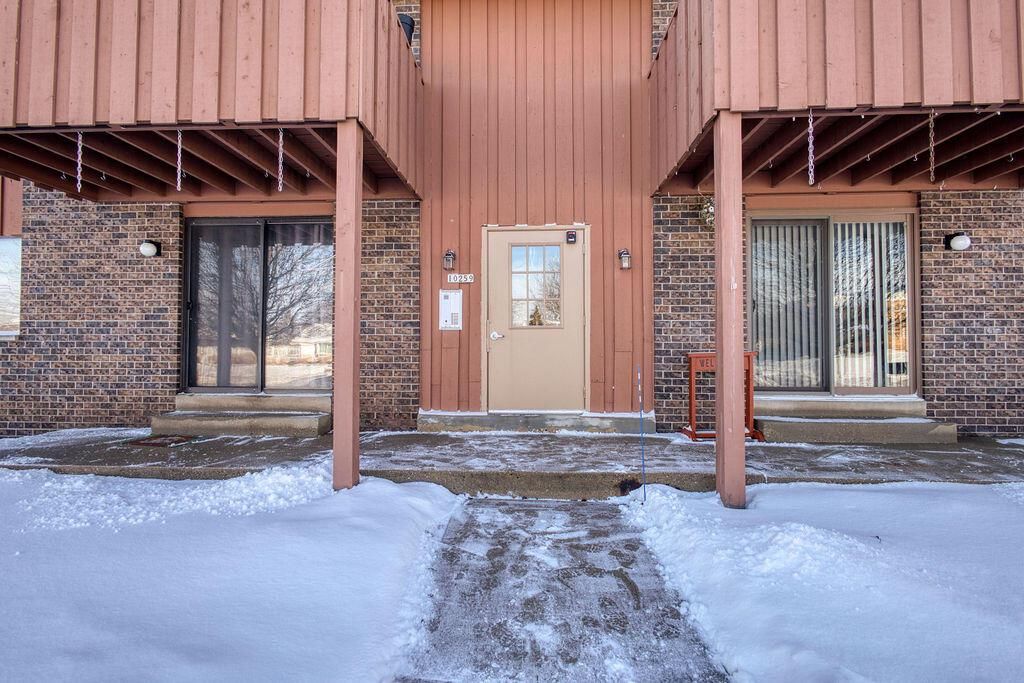 Photo of 10259 W Whitnall Edge DRIVE #103, Franklin, WI 53132 (MLS # 1949084)