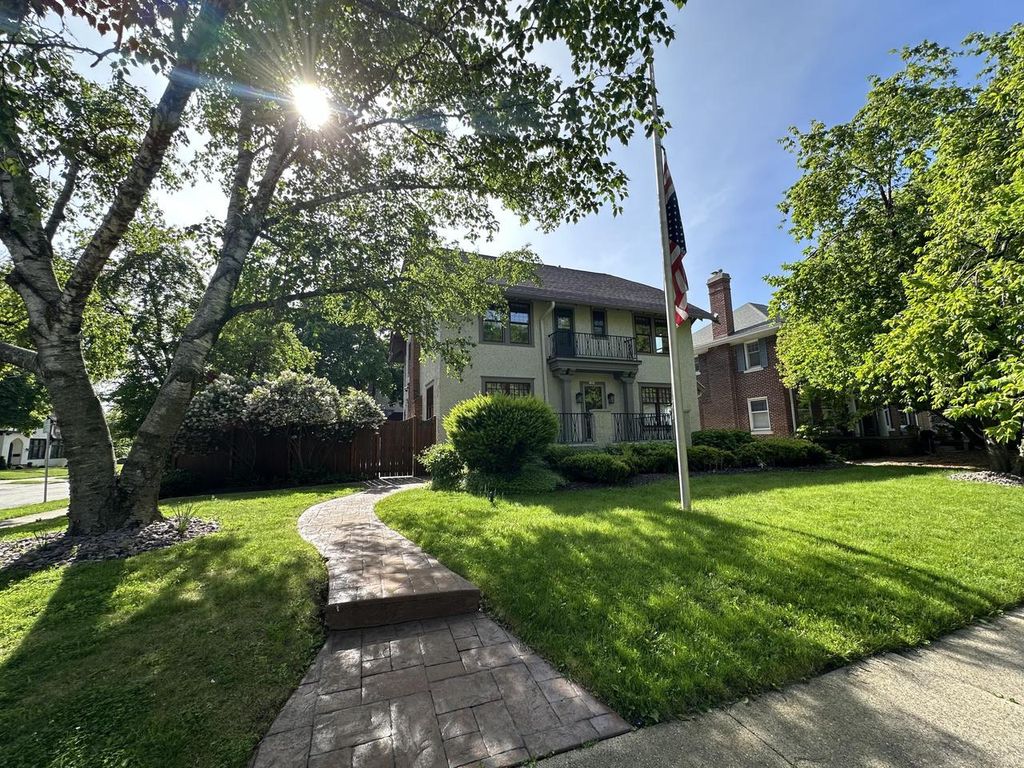 Photo of 3405 N Hackett AVENUE, Milwaukee, WI 53211 (MLS # 1947823)