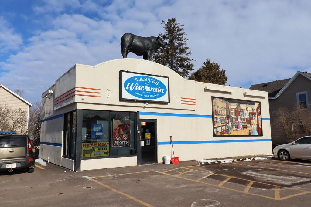 Photo of 601 Lake Shore Dr E Dr, Ashland, WI 54806 (MLS # 6123637)