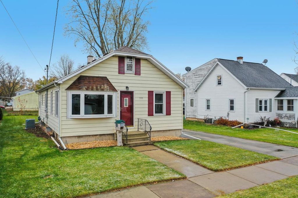 Photo of 333 Grandview AVENUE, Menasha, WI 54952 (MLS # 50318456)