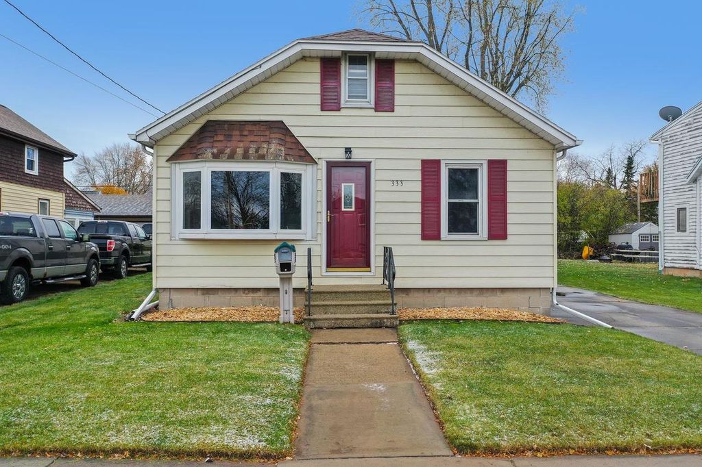 Photo of 333 Grandview AVENUE, Menasha, WI 54952 (MLS # 50318456)