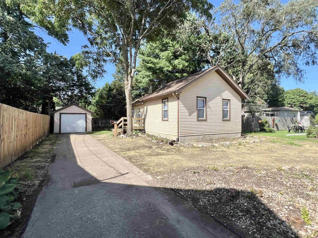 Photo of 1335 Blaine AVENUE, Janesville, WI 53545 (MLS # 2010026)