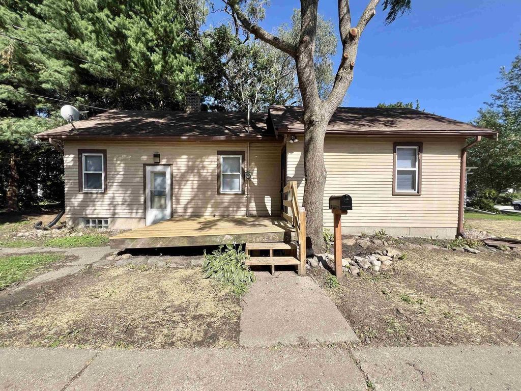 Photo of 1335 Blaine AVENUE, Janesville, WI 53545 (MLS # 2010026)