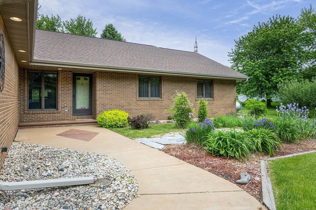 Photo of 8131 E Creek ROAD, Janesville, WI 53546 (MLS # 2014982)
