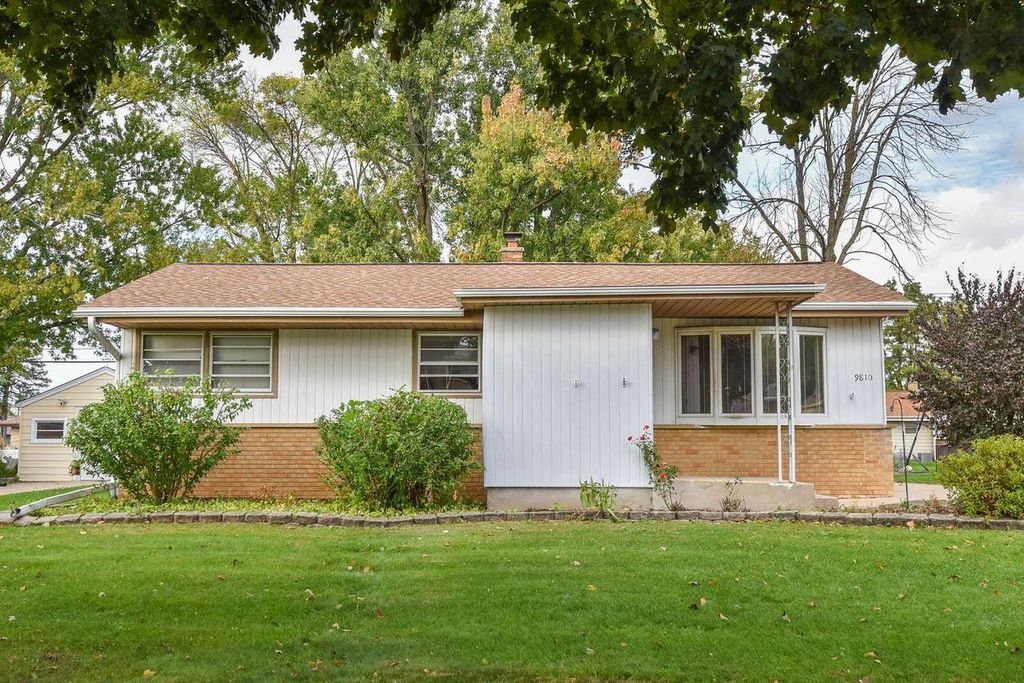 Photo of 9810 W Manitoba STREET, West Allis, WI 53227 (MLS # 1939326)