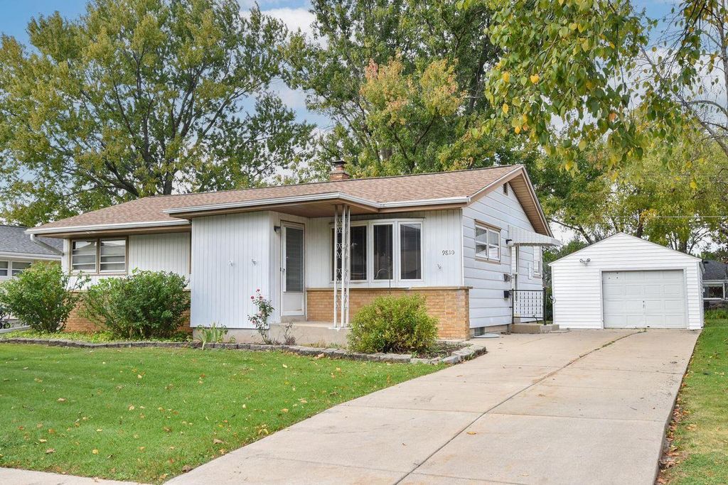 Photo of 9810 W Manitoba STREET, West Allis, WI 53227 (MLS # 1939326)