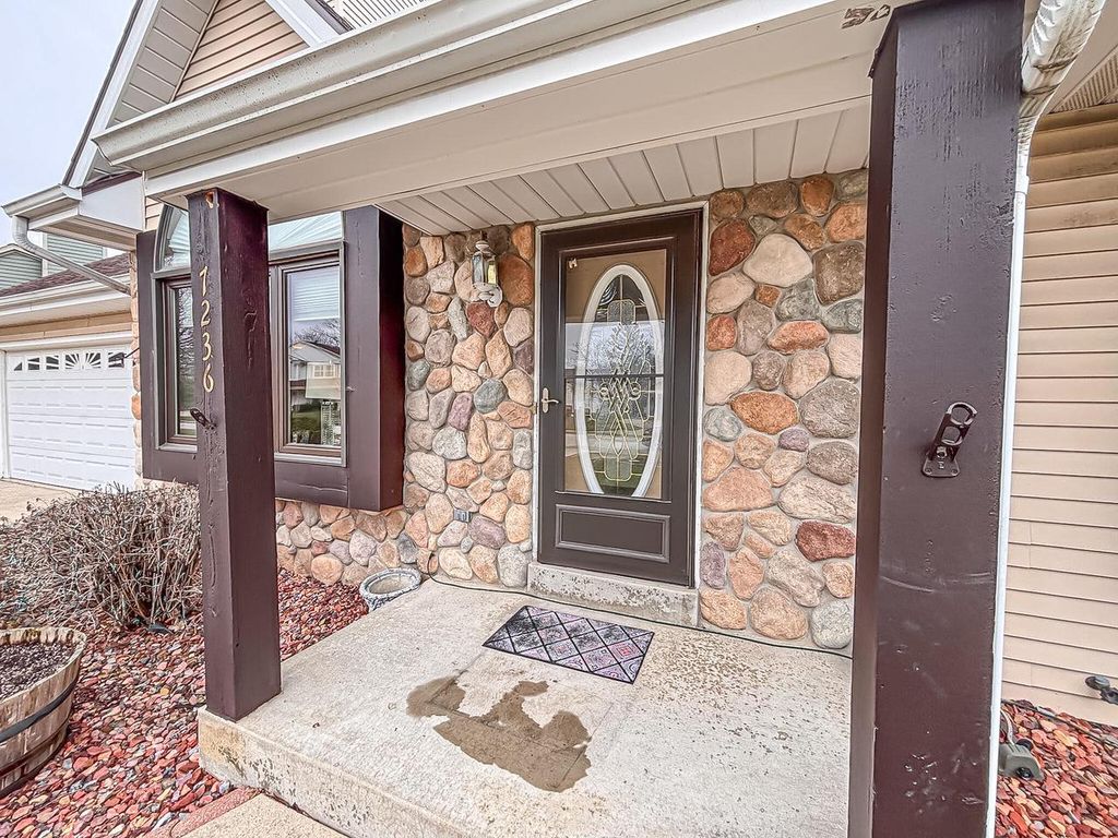 Photo of 7236 S Hillendale DRIVE, Franklin, WI 53132 (MLS # 1956382)