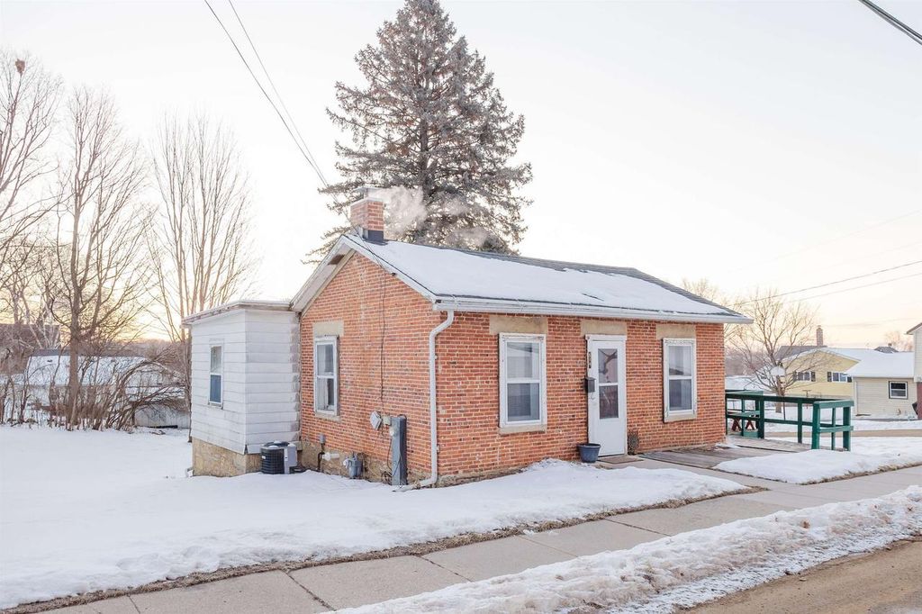 Photo of 516 S Wisconsin STREET, Mineral Point, WI 53565 (MLS # 2014990)