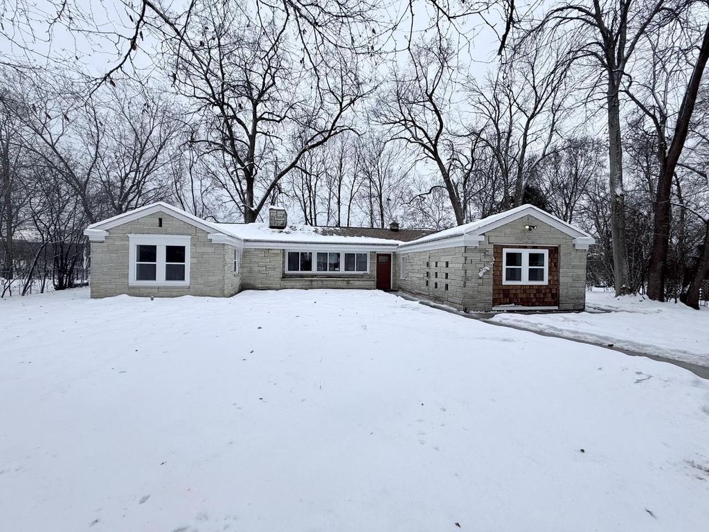 Photo of 5686 N River Forest DRIVE, Glendale, WI 53209 (MLS # 1945978)
