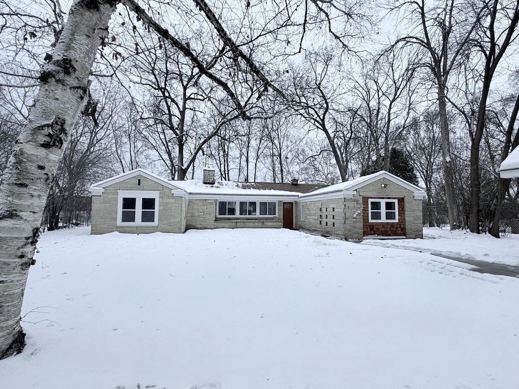 Photo of 5686 N River Forest DRIVE, Glendale, WI 53209 (MLS # 1945978)