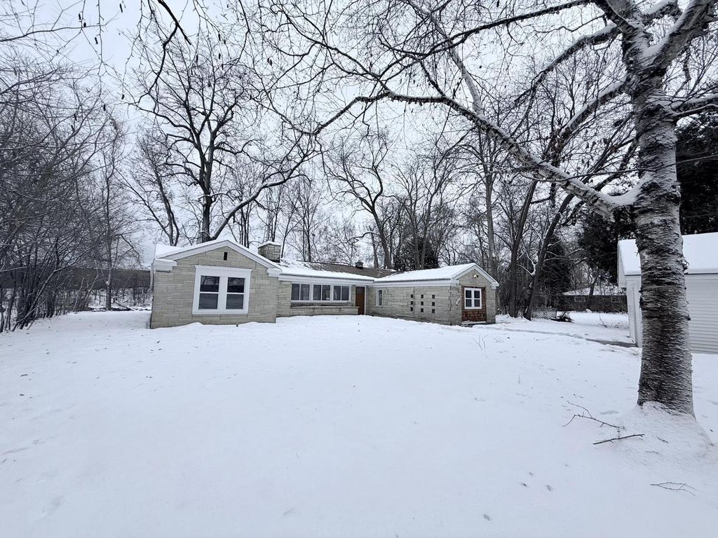 Photo of 5686 N River Forest DRIVE, Glendale, WI 53209 (MLS # 1945978)
