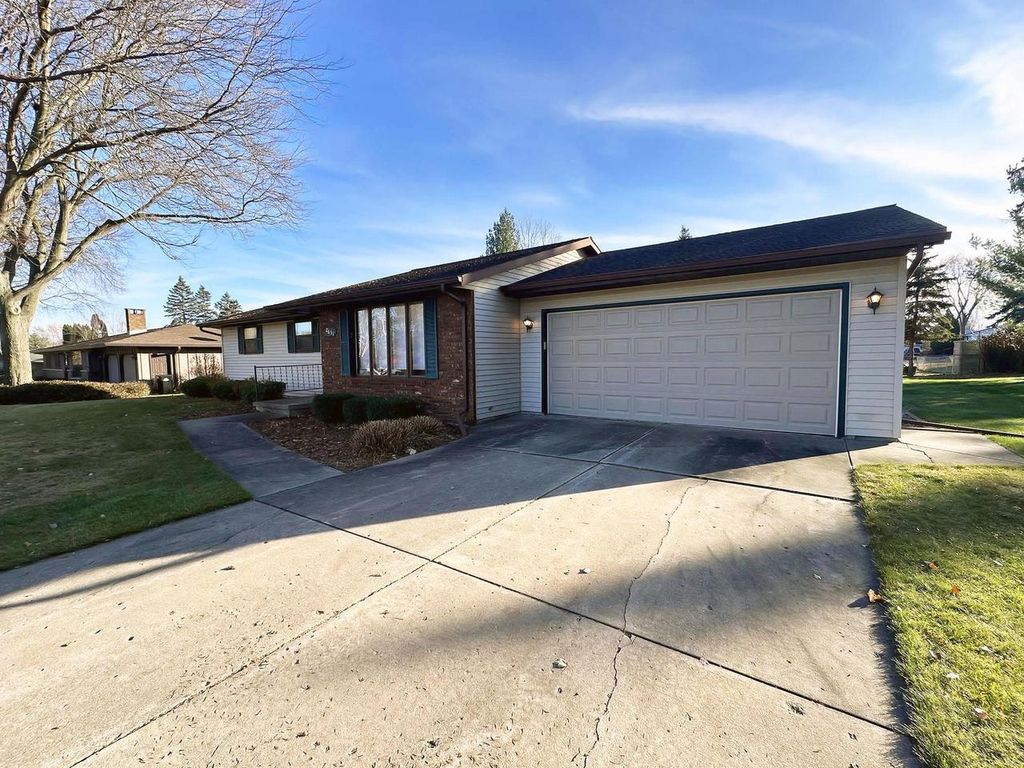 Photo of 2651 Kenhill DRIVE, Green Bay, WI 54313 (MLS # 50318607)