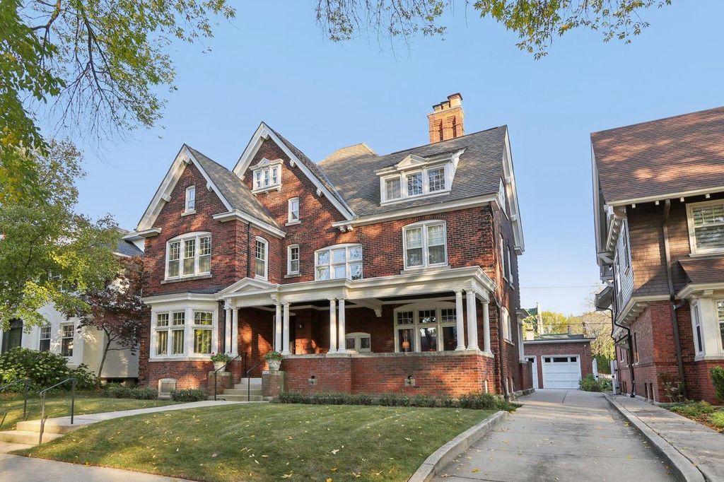 Photo of 2442 N Terrace AVENUE, Milwaukee, WI 53211 (MLS # 1942495)