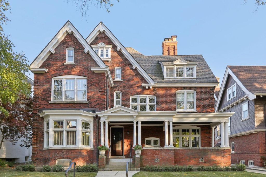 Photo of 2442 N Terrace AVENUE, Milwaukee, WI 53211 (MLS # 1942495)