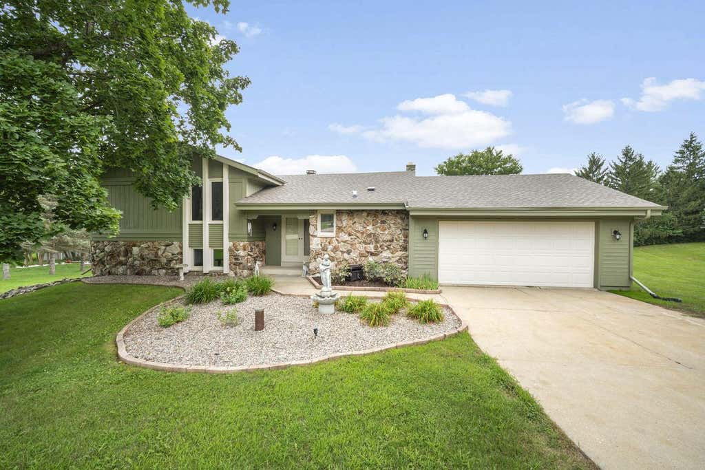 Photo of W249S7055 Sugar Maple DRIVE, Waukesha, WI 53189 (MLS # 1976682)