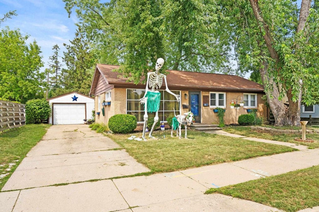 Photo of 1818 E College AVENUE, Appleton, WI 54915 (MLS # 50330897)