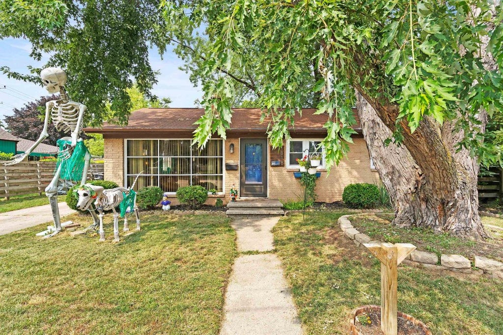 Photo of 1818 E College AVENUE, Appleton, WI 54915 (MLS # 50330897)