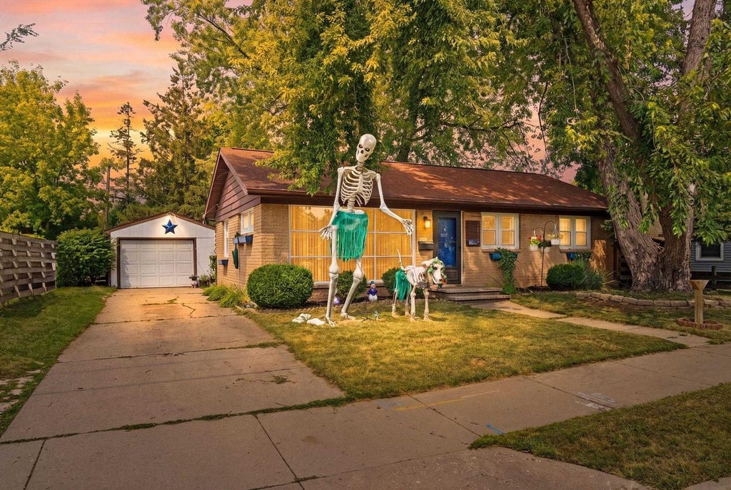 Photo of 1818 E College AVENUE, Appleton, WI 54915 (MLS # 50330897)