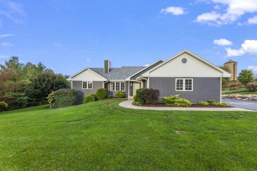 Photo of W383N8797 Blue River PASS, Oconomowoc, WI 53066 (MLS # 1938397)