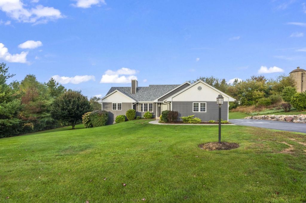 Photo of W383N8797 Blue River PASS, Oconomowoc, WI 53066 (MLS # 1938397)