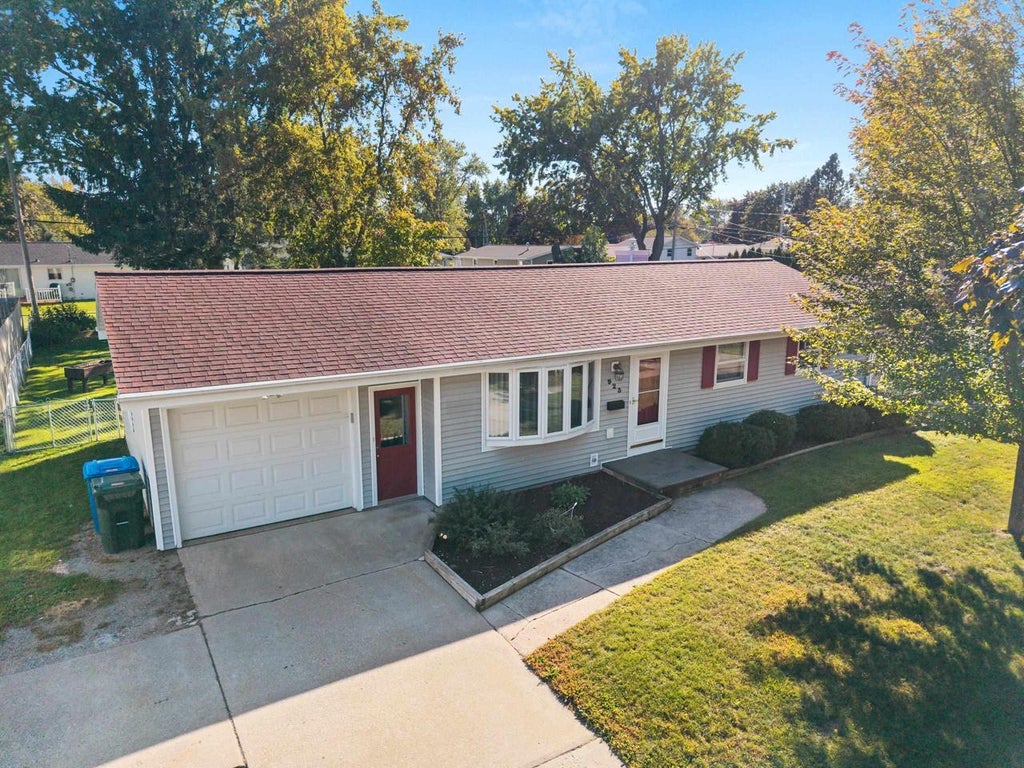 Photo of 923 Amhart DRIVE, De Pere, WI 54115 (MLS # 50333439)