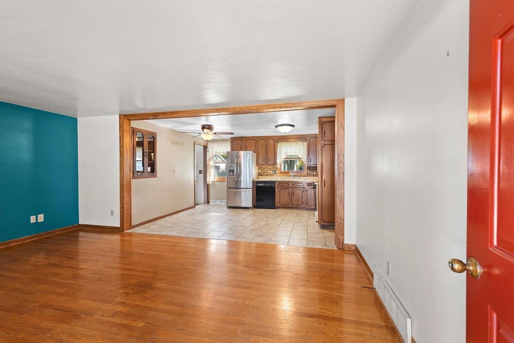 Photo of 923 Amhart DRIVE, De Pere, WI 54115 (MLS # 50333439)