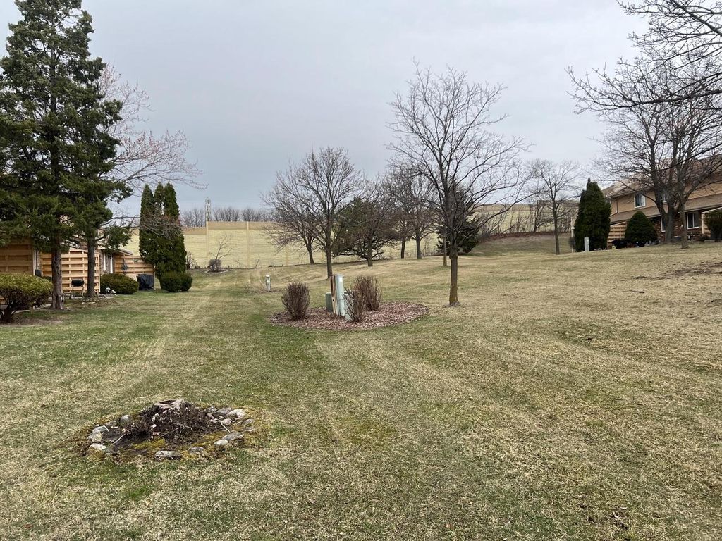 Photo of 4615 S Woodland DRIVE, Greenfield, WI 53220 (MLS # 1955893)