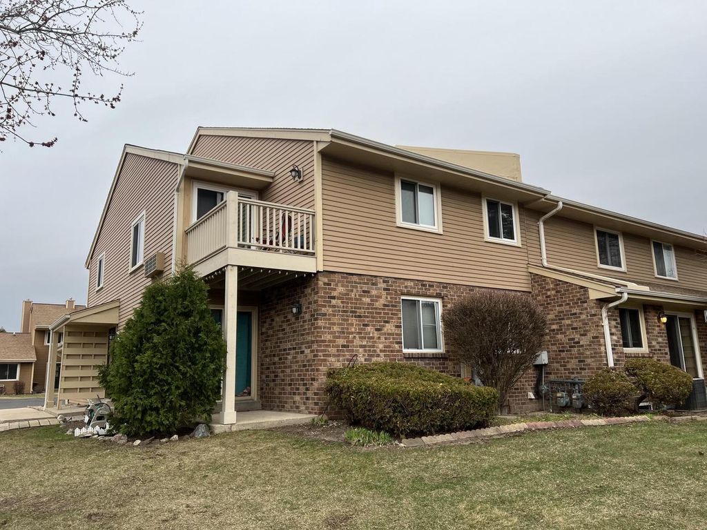 Photo of 4615 S Woodland DRIVE, Greenfield, WI 53220 (MLS # 1955893)