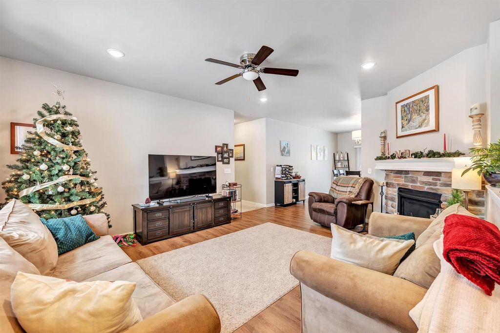 Photo of 541 Pebblestone CIRCLE, Hobart, WI 54155 (MLS # 50319394)