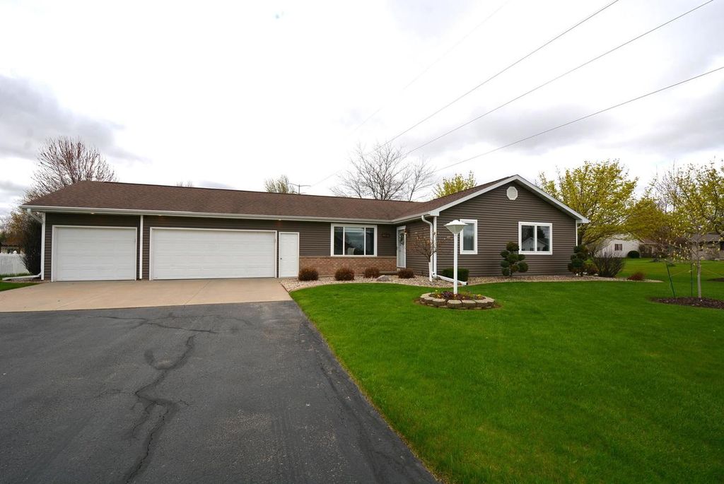 Photo of W5997 Garnet DRIVE, Appleton, WI 54915 (MLS # 50324578)