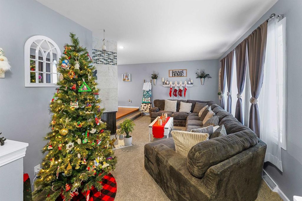 Photo of 1615 W 6th AVENUE, Oshkosh, WI 54902 (MLS # 50319043)