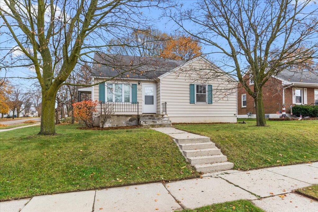 Photo of 305 S Silverbrook DRIVE, West Bend, WI 53095 (MLS # 1943567)