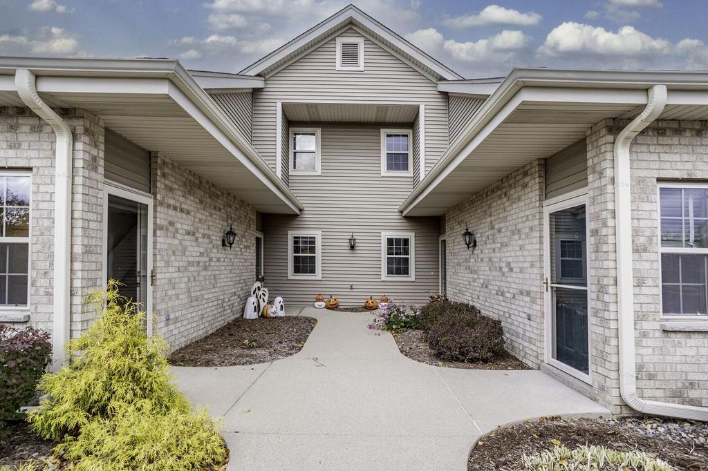 Photo of 18520 Emerald CIRCLE #C, Brookfield, WI 53045 (MLS # 1941166)