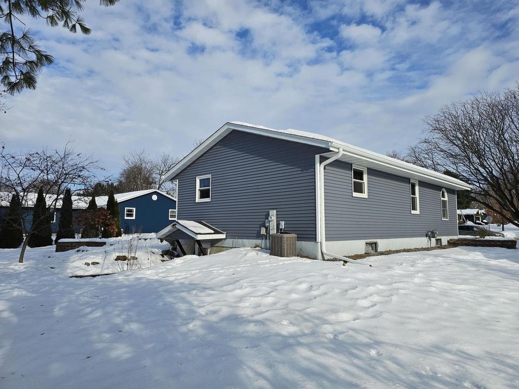 Photo of 41 N 5th STREET, Evansville, WI 53536 (MLS # 1946105)