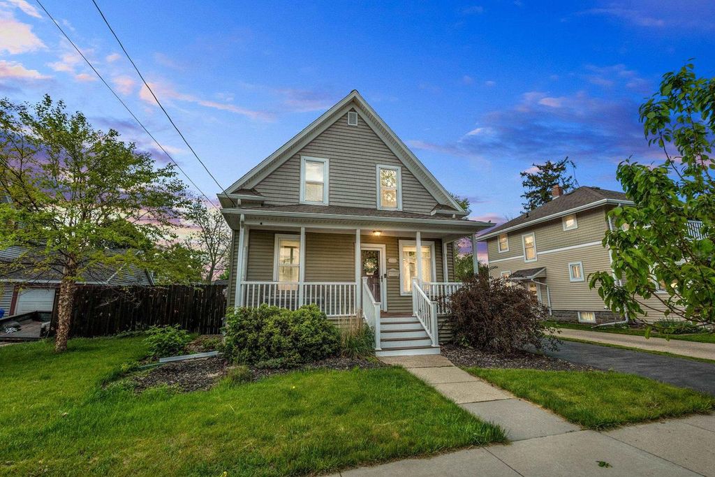 Photo of 808 E Hancock STREET, Appleton, WI 54911 (MLS # 50325974)