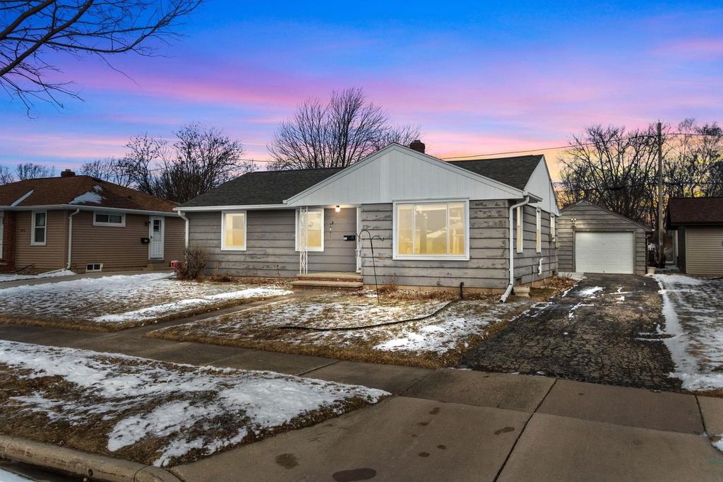 Photo of 920 E Marquette STREET, Appleton, WI 54911 (MLS # 50321771)