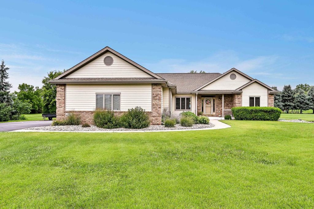 Photo of N91W27362 Red Fox RUN, Hartland, WI 53029 (MLS # 1937183)