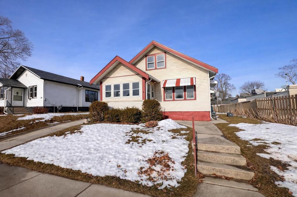 Photo of 1012 Green STREET, Manitowoc, WI 54220 (MLS # 50319402)